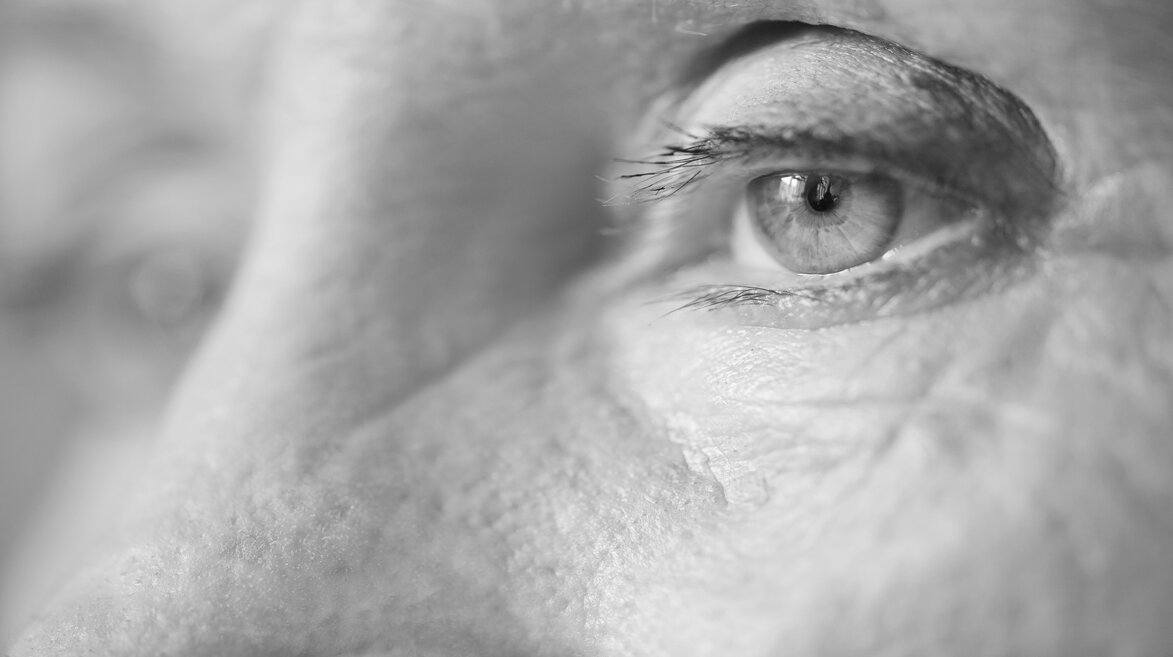 Close-up do olho esquerdo de uma pessoa idosa.