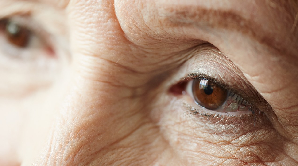 Close-up nos olhos de uma pessoa idosa. Foco no olho esquerdo. 