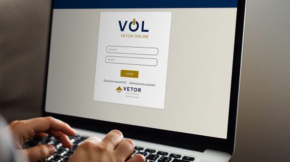 Close-up nas mãos de uma pessoa em frente a um notebook acessando a página de login da VOL Vetor Online.