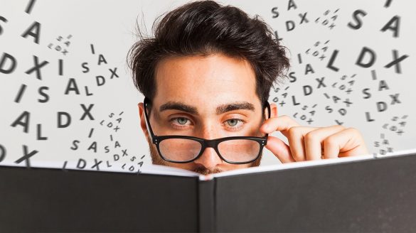 Fotomontagem com um close up no rosto de um homem usando óculos, lendo um livro e, ao fundo, letras embaralhadas flutuando.